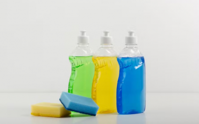 Produto de limpeza com cor forte limpa mais?