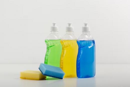 Produto de limpeza com cor forte limpa mais?