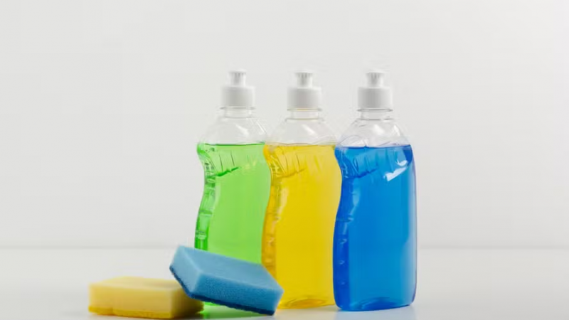 Produto de limpeza com cor forte limpa mais?