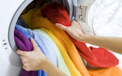 Qual o posicionamento das roupas, na máquina de lavar, que ajudam na economia de água?