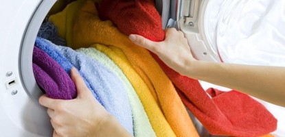 Qual o posicionamento das roupas, na máquina de lavar, que ajudam na economia de água?