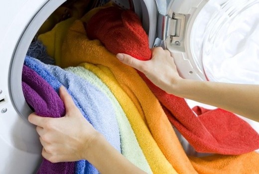 Qual o posicionamento das roupas, na máquina de lavar, que ajudam na economia de água?