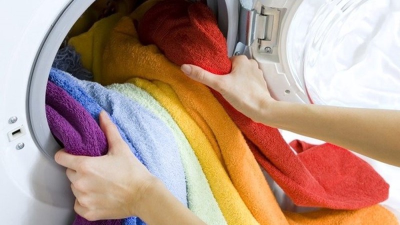 Qual o posicionamento das roupas, na máquina de lavar, que ajudam na economia de água?