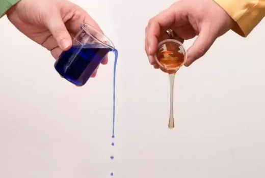 Produto de limpeza mais grosso limpa melhor?