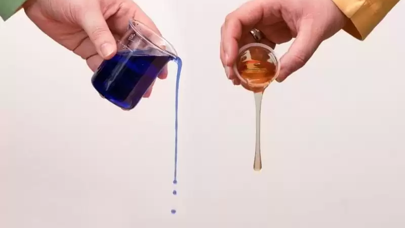 Produto de limpeza mais grosso limpa melhor?