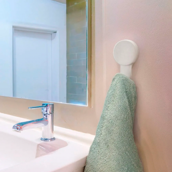 Gancho de Parede Plástico Unitário Arthi com Fixação Adesivo 