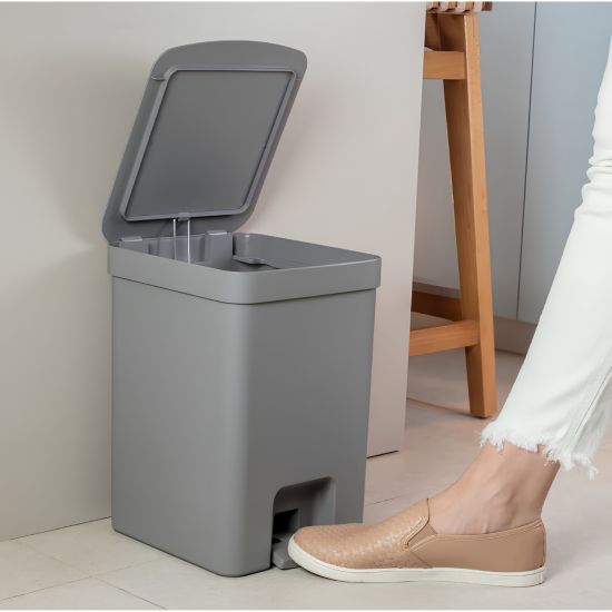 Lixeira com pedal 12L <Ou> Trium Chumbo